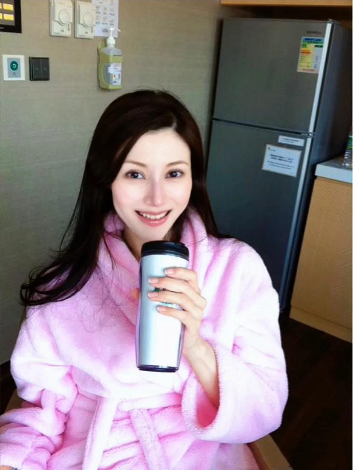 你敢信？这是李嘉欣产后素颜照！第一美女不是吹嘘的！
要知道李嘉欣生孩子的时候已经