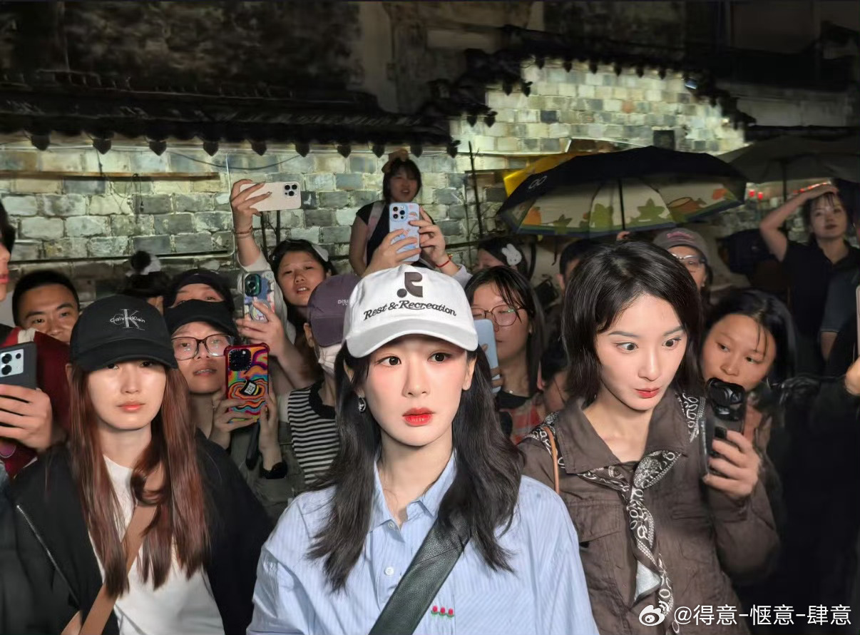 杨紫线下无修图﻿⁠，生图状态也‌太能‏‍⁠打了，这颜‌‍‌值真的扛得⁠住原相⁠‎