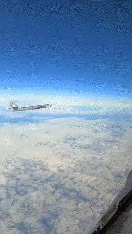 【俄罗斯空军苏-35拦截美国F-16战斗机，护送图-95战略轰炸机】近日，俄罗斯