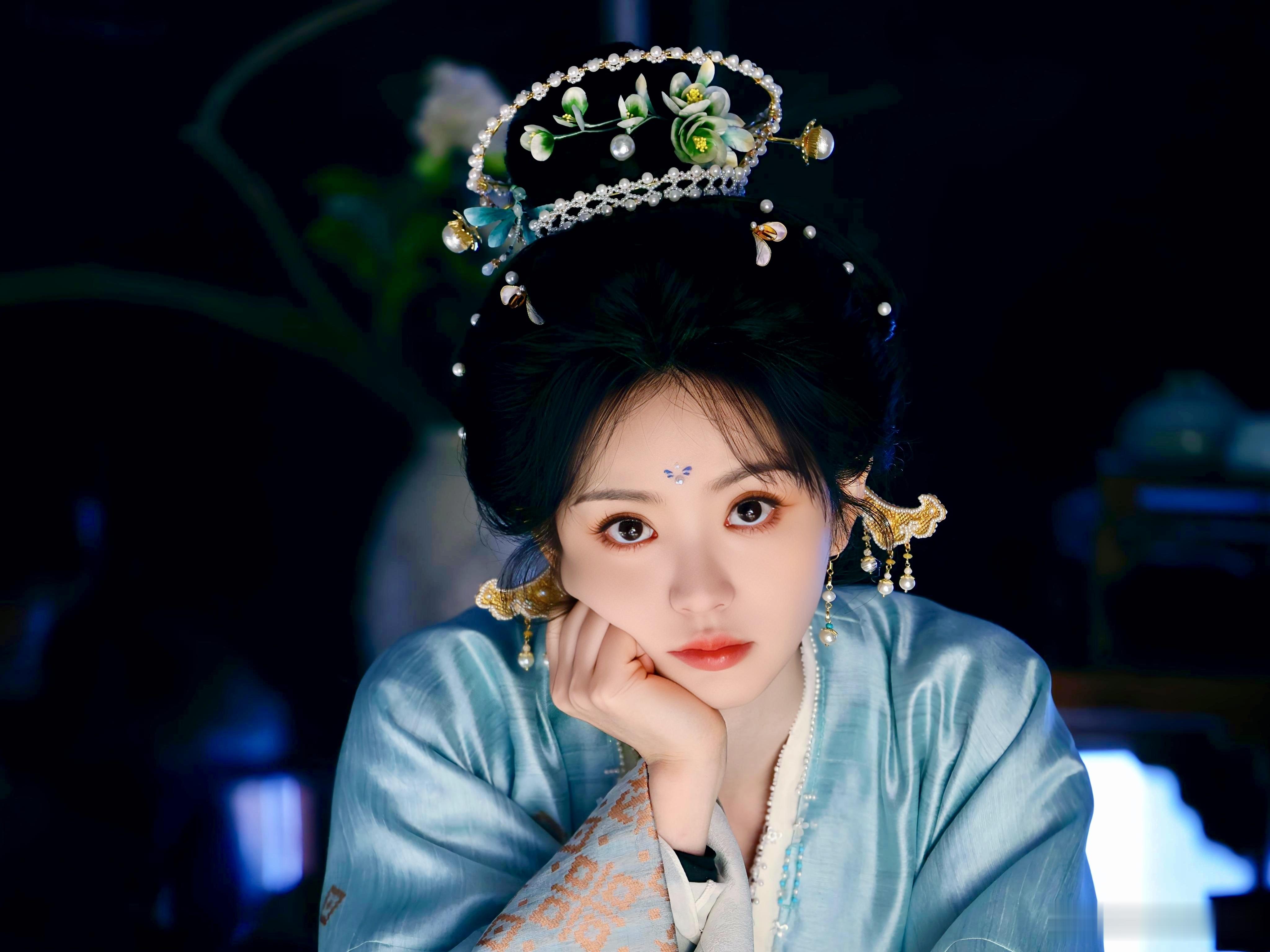 托腮的样子萌死了，小田真的太萌了（自修头像）田曦薇
