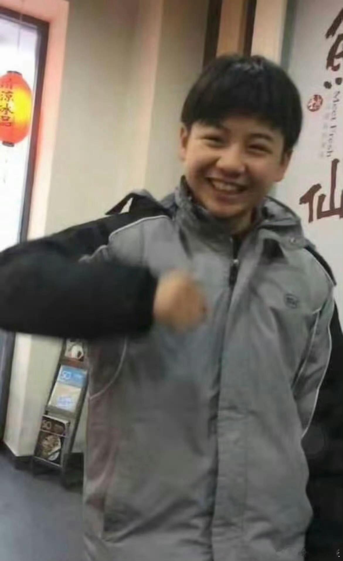 黄誉博脸变了 当黄誉博开始认真帅起来，真的没人能抵挡。黑衣骑士挥剑拉弓，少年感与