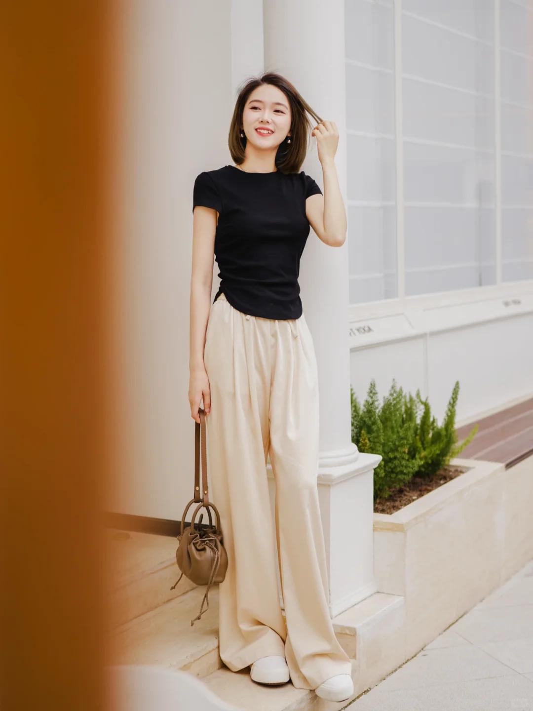 #夏日生活打卡季#🖤高级感爆棚！黑色T恤邂逅卡其真丝阔腿裤，简约而不简单。
经