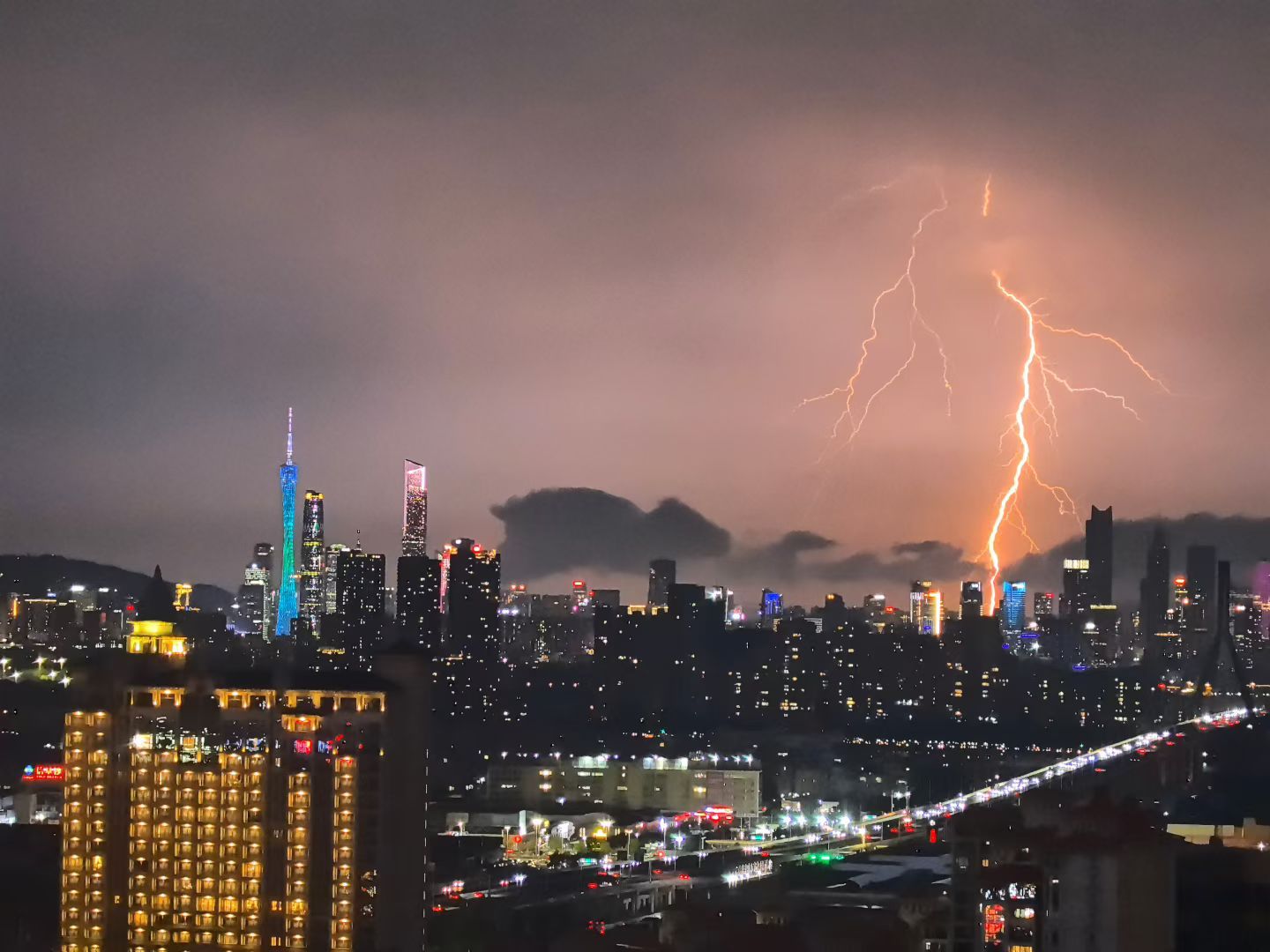 【广东要下雨了】是的，广州塔已召唤神龙🐉 广州