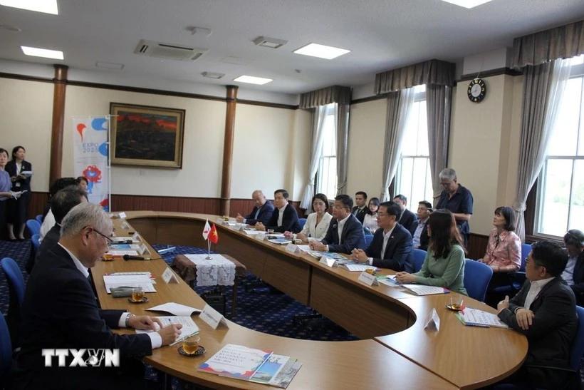 黎成龙到日本大阪访问，并与大阪知事吉村洋文会谈，从现场可以发现几个细节：1、会议
