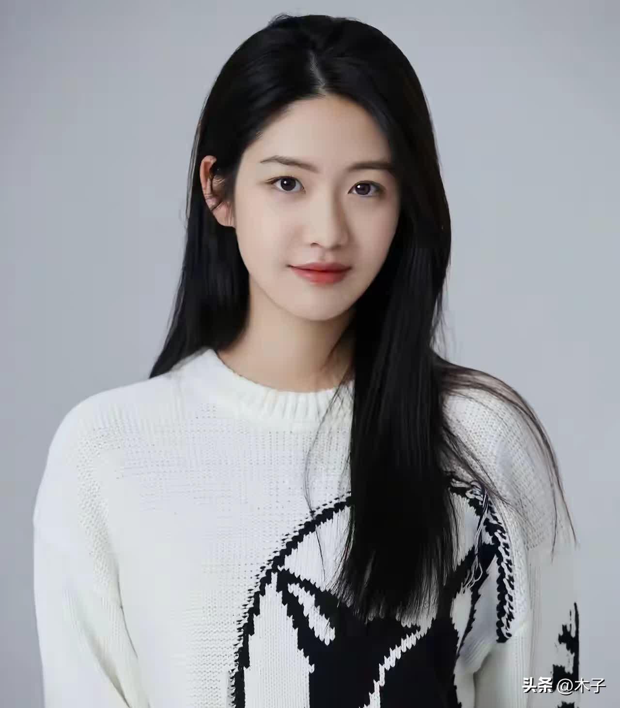 我是真的搞不明白，向涵之到底是怎么一夜之间就火起来的？
 
就说刚流出来的她和陈