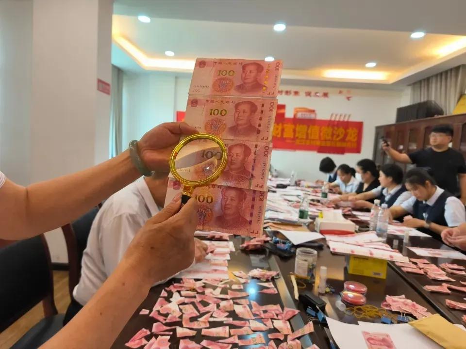 碎了20万，拼回26万6！
这不是数钱，是在缝补一个老人的一生！
一万多张碎片，