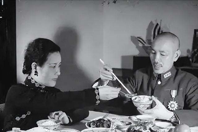 蒋介石这个人有很多讲究，比如：不抽烟、不喝饮料、不喝酒、更不品茶，平时就喜欢喝3