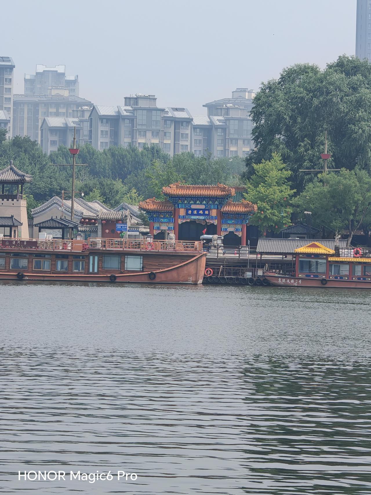 舟行碧波，两岸如画。北京大运河森林公园里风景独好
