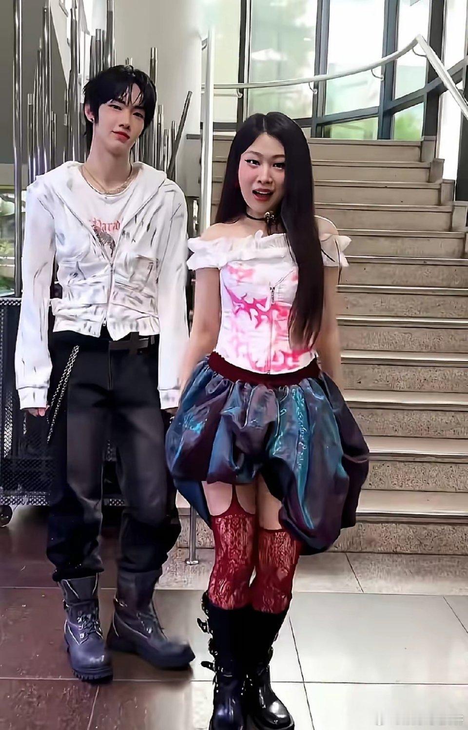 小沈阳女儿沈佳润又上热搜了，这次热搜不是因为她唱歌好听，而是因为她的雷霆穿搭。沈