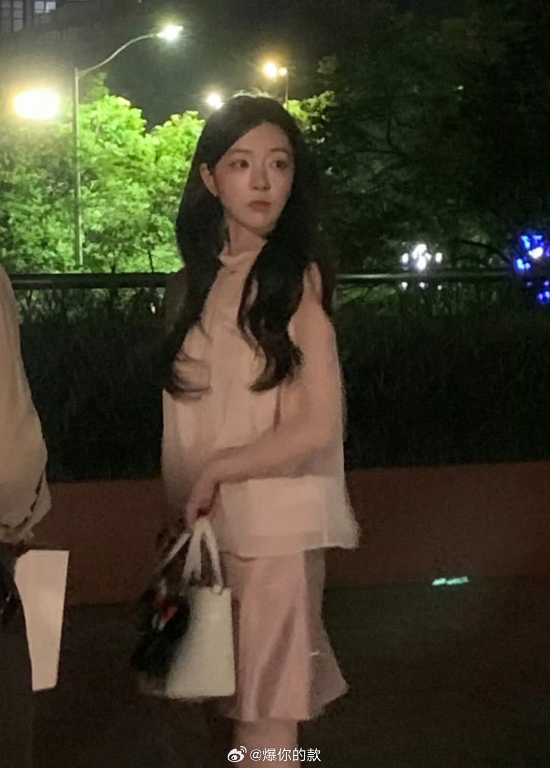 柳柳拿下首个商务柳柳恋综后首个商务路透里的松弛感和高级感并存，简约造型完全撑得住