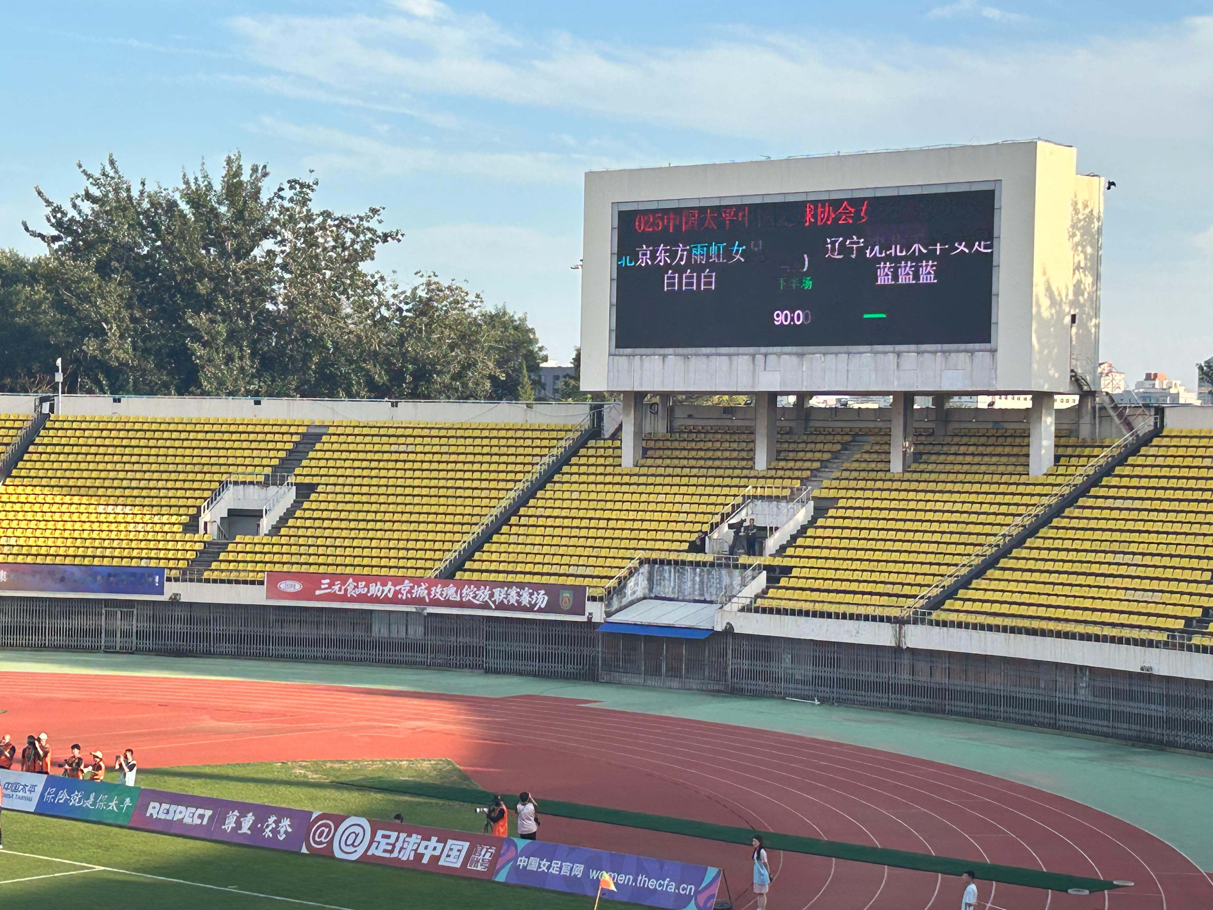 一场赢球夺冠的比赛，坐镇主场4-0取胜夺冠，其中有一个点球进球，还有一个全年一直