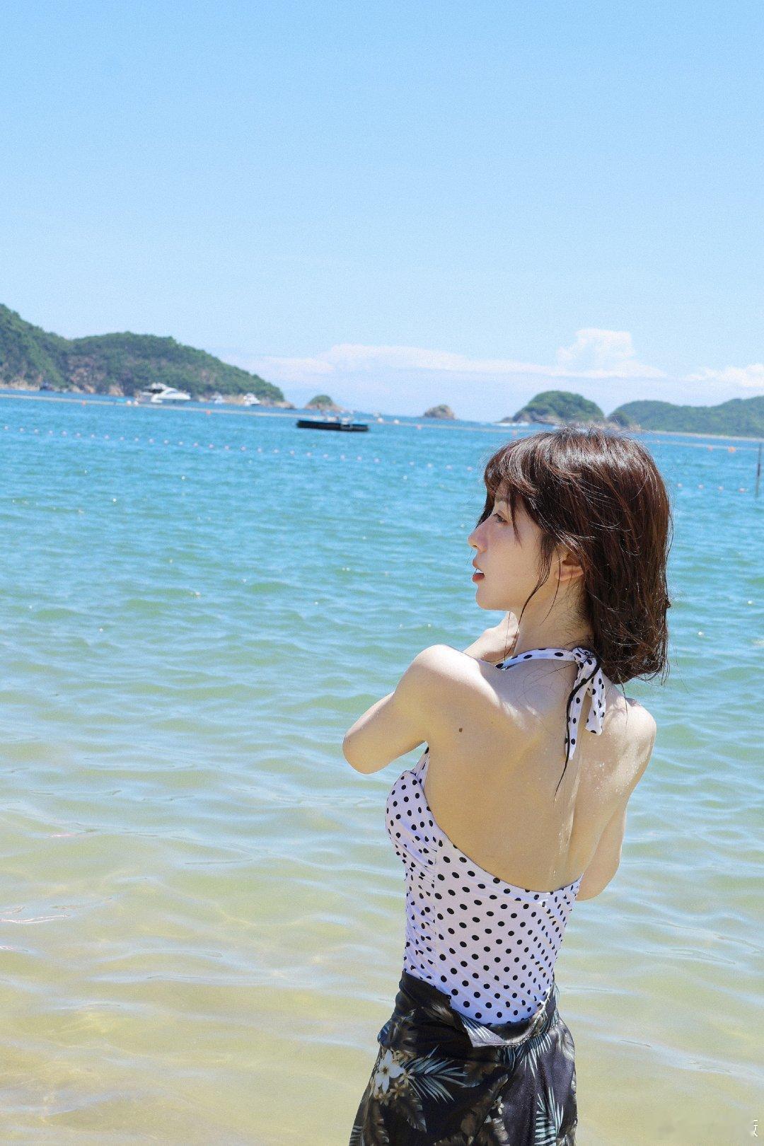 #田曦薇海边泳装照#田曦薇海边泳装照🈶游客日常plog我可太爱看啦，摩多摩多[