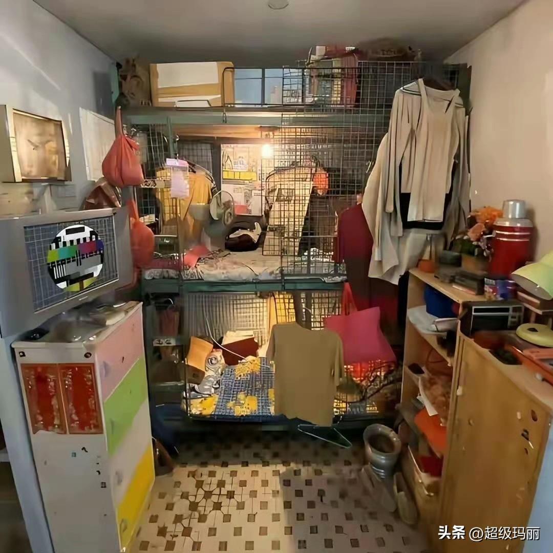 香港一四口之家，蜗居6㎡小屋，连一扇窗都没有……
网友：太难了
这算好的啦，比这