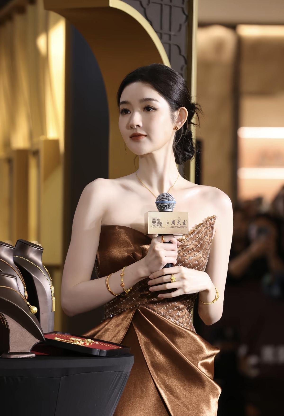 鎏金礼服映着暖光，王玉雯在周大生的金饰映衬下，把东方贵气和现代优雅拿捏得恰到好处