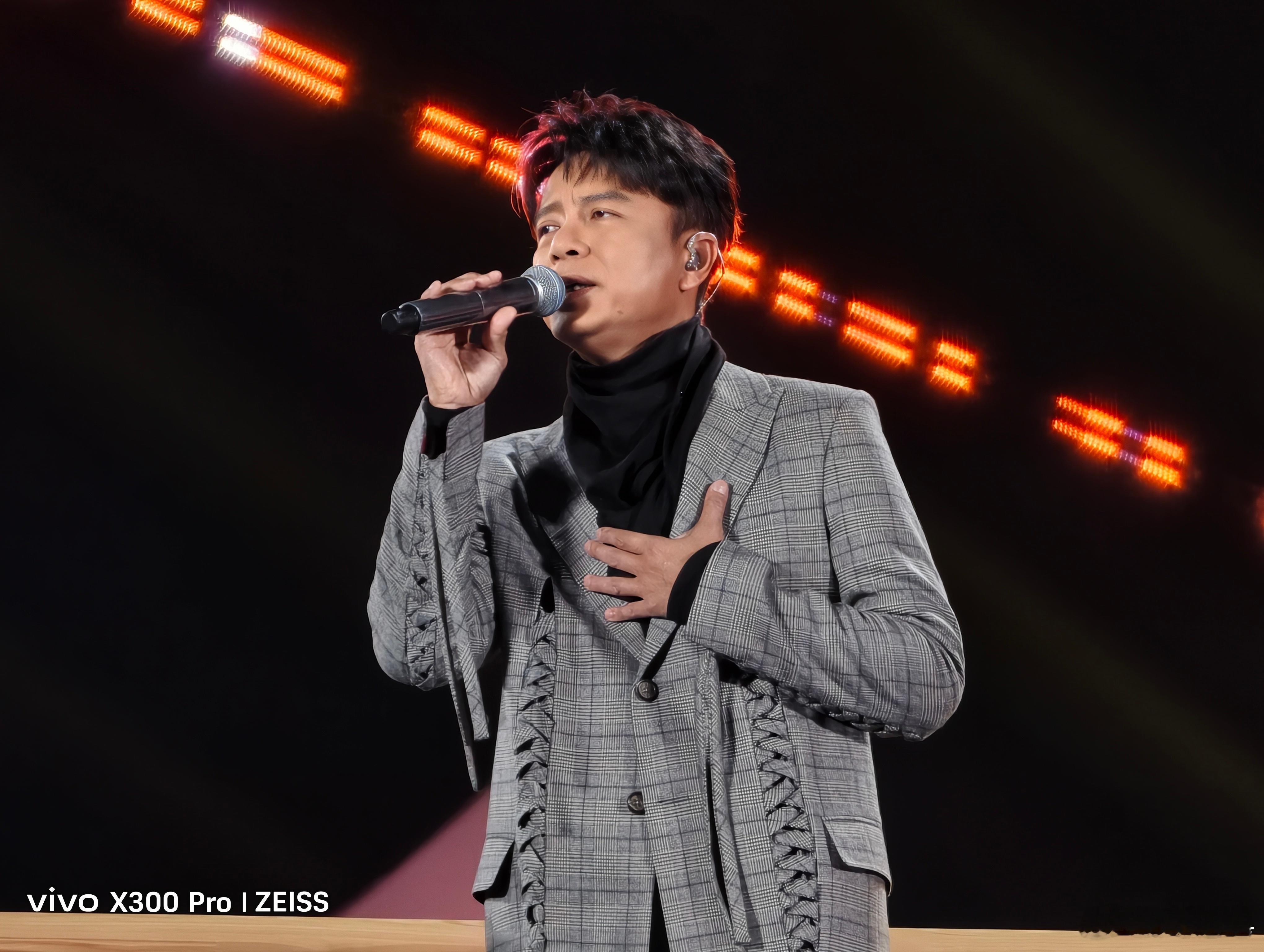 第一次见到李克勤，不老男神啊，唱歌还是这么稳。