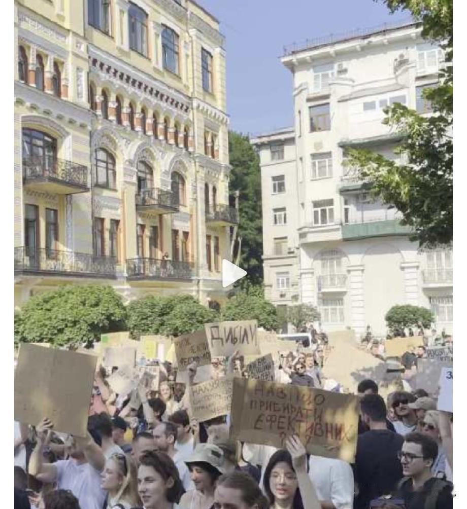 泽连斯基解除国防部长费多罗夫职务后，基辅爆发抗议活动

在乌克兰总统泽连斯基宣布