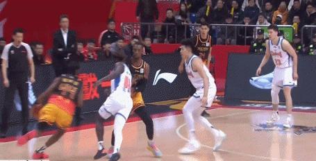 吴冠希亨特抢球僵持，裁判吹罚争球后，长时间犟得没牛放手

这不纯洁语言沟通问题，