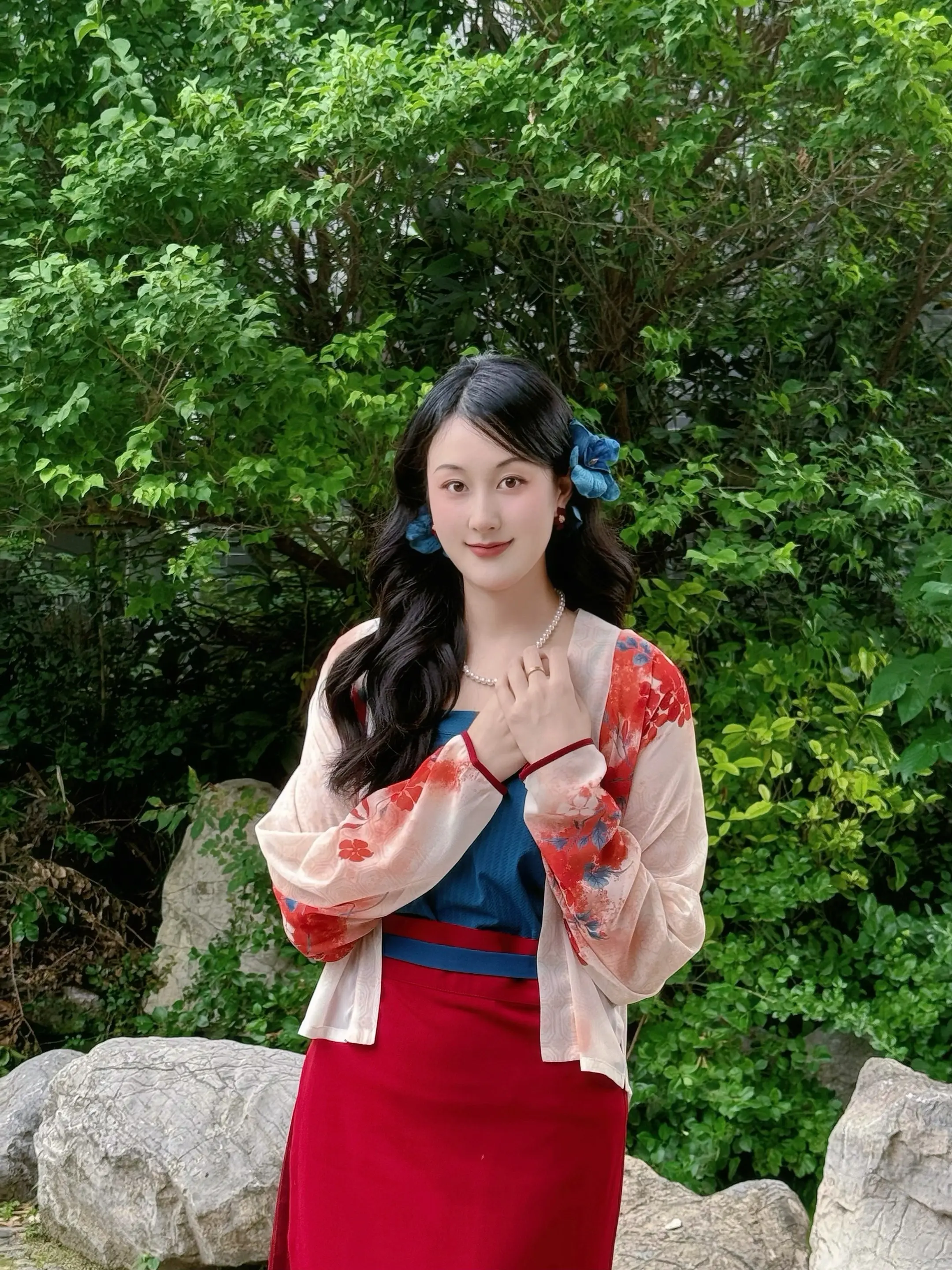 云想衣裳花想容。
