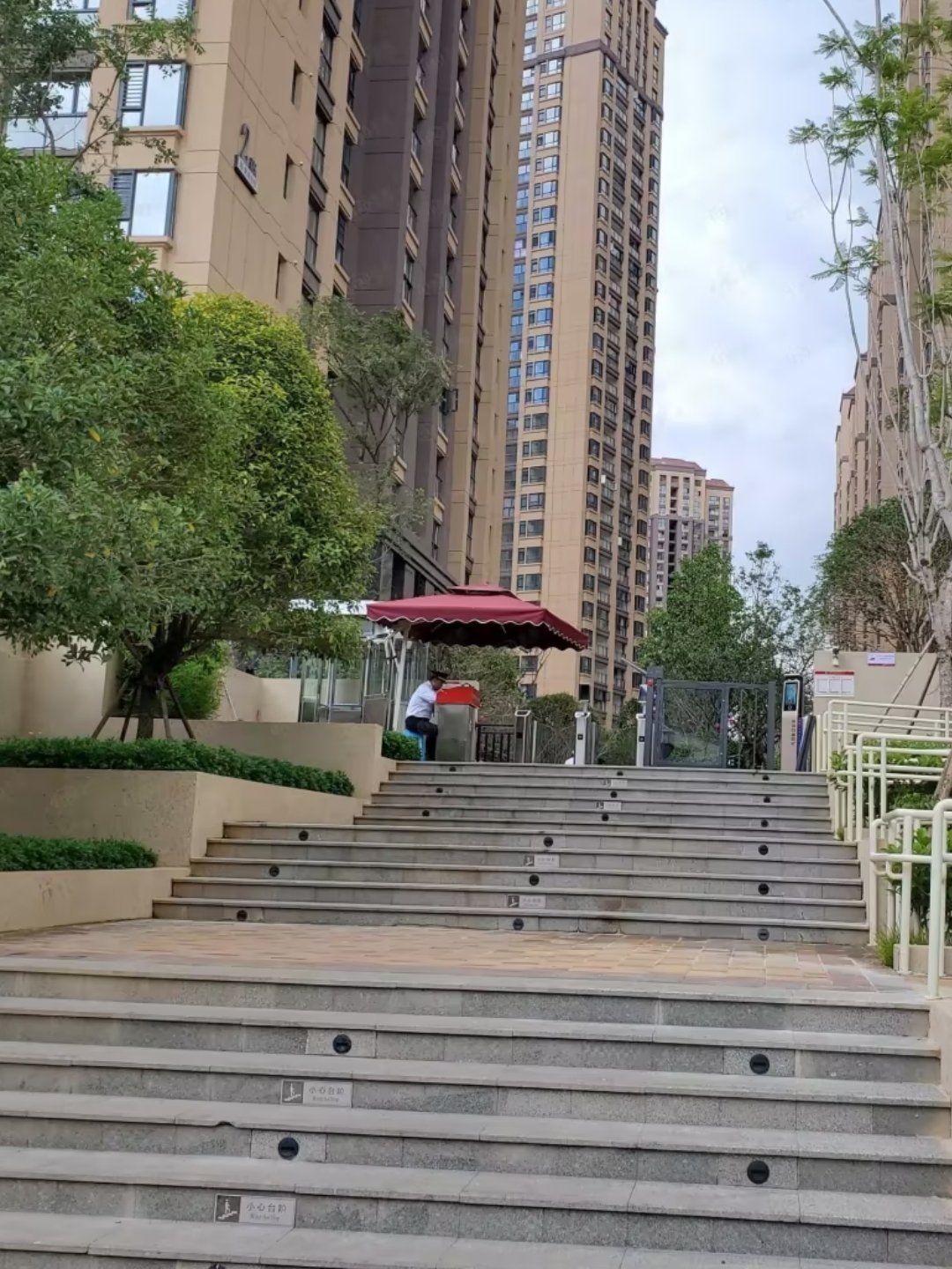 这次出发结果晚点了接近7个小时，原本预计是3点左右到这里，结果到这里晚上都10点