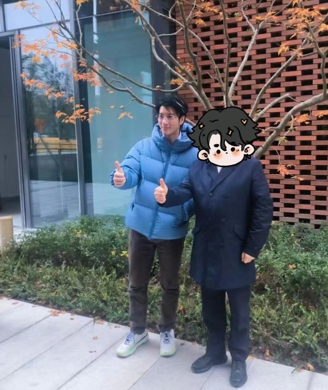 49岁的王力宏在杭州被偶遇了。他穿着蓝色羽绒服，头发挑染了，身材又高又苗条，长相