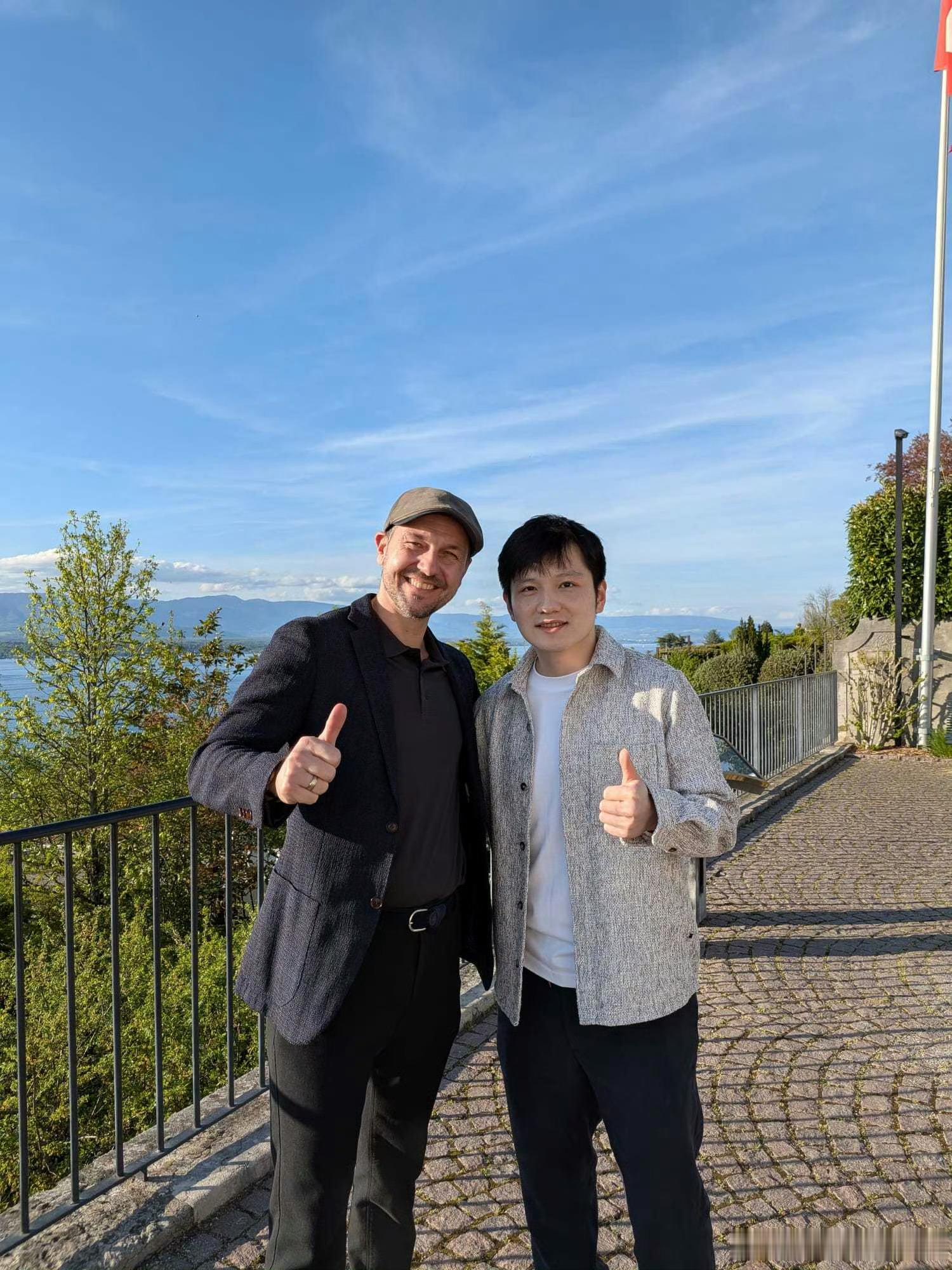 樊振东波尔日内瓦旅行波尔与樊振东合照发博：阳光正好☀️和好兄弟樊振东一起在日内瓦