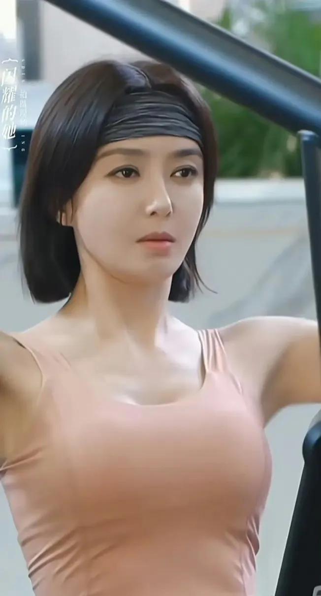 秦岚身材真的绝了！
她属于该瘦的瘦，该有肉的有肉！瘦而不柴，所以好看还显得年轻！