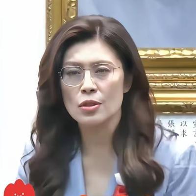 郑丽文太让人吃惊了！

4月10日下午，她率国民党访问团走进清华附中，重点考察校