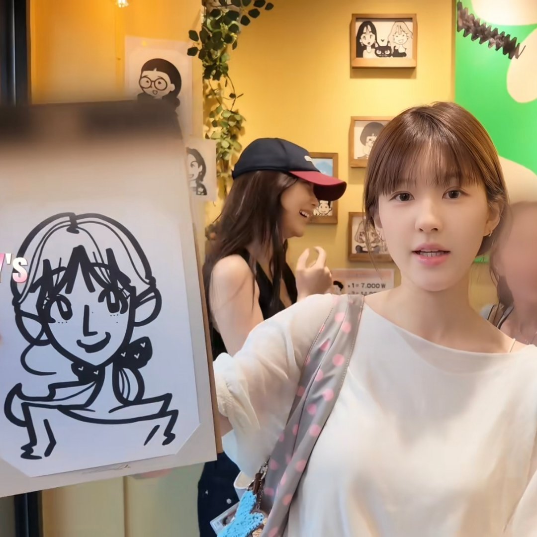 露儿画的自己，完全一模一样啊