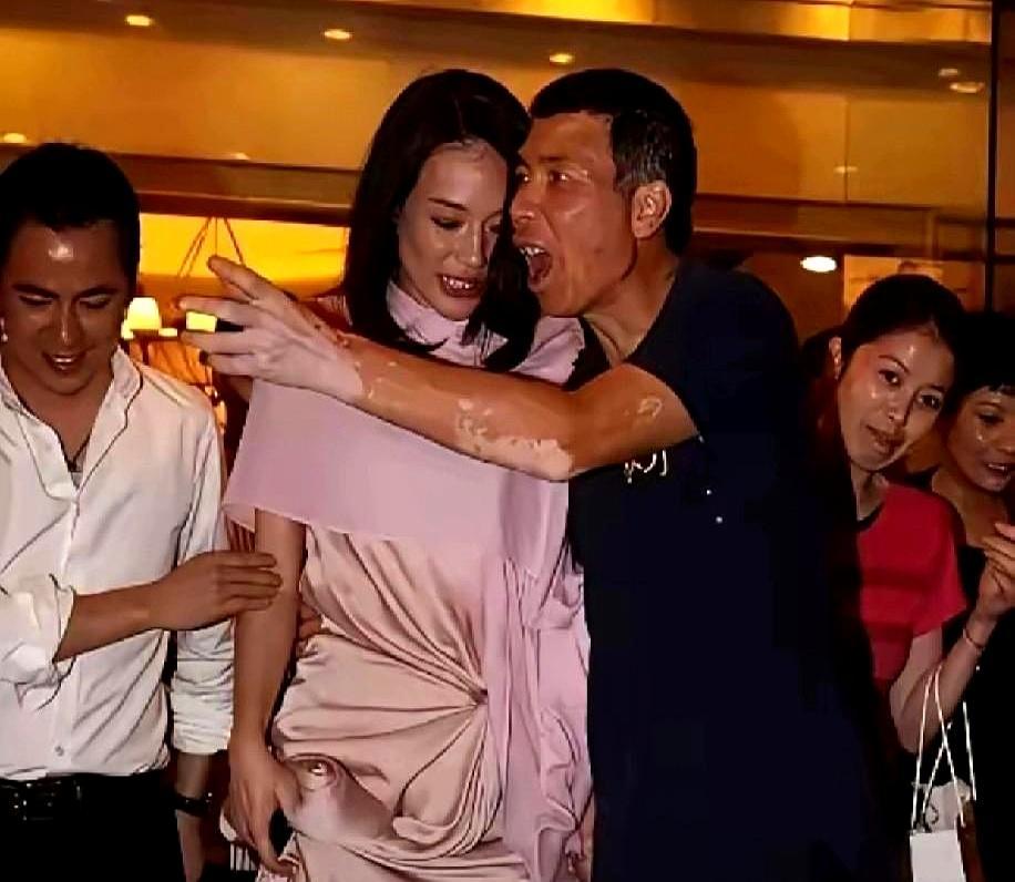 白斑吞噬面庞，冯小刚却决定放弃治疗。
 
2006年起白斑蔓延。他曾恐惧失控长年