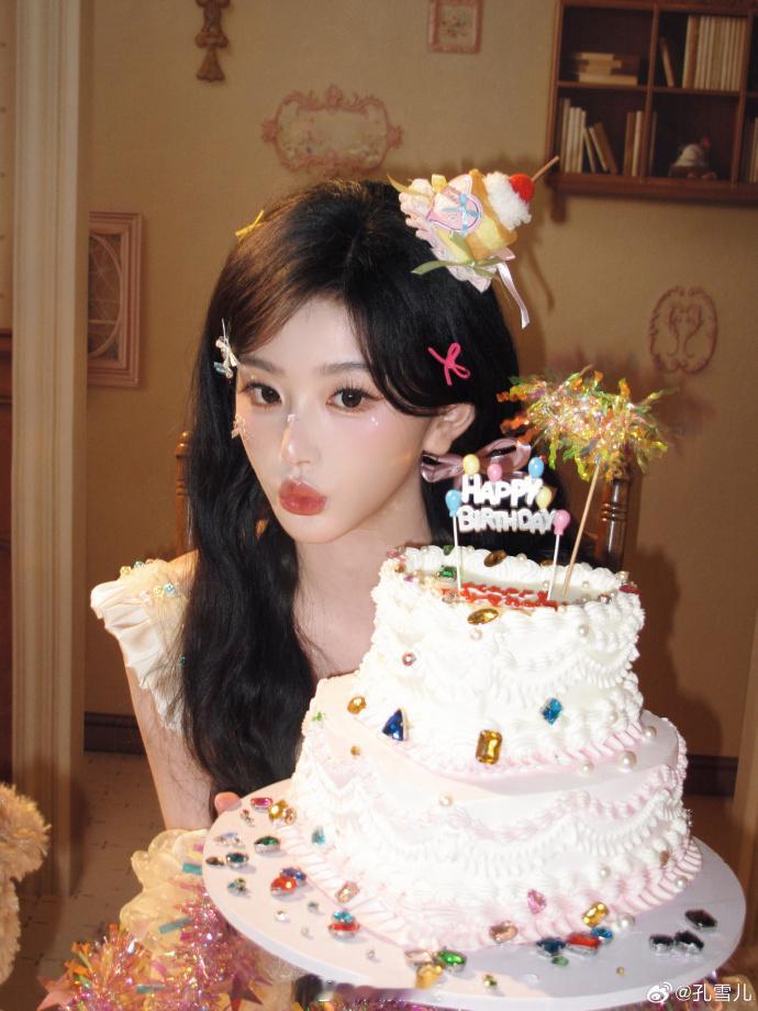 孔雪儿头顶小蛋糕、孔雪儿说要分大家吃小蛋糕 小蛋糕造型完美适配孔雪儿，甜美又灵动