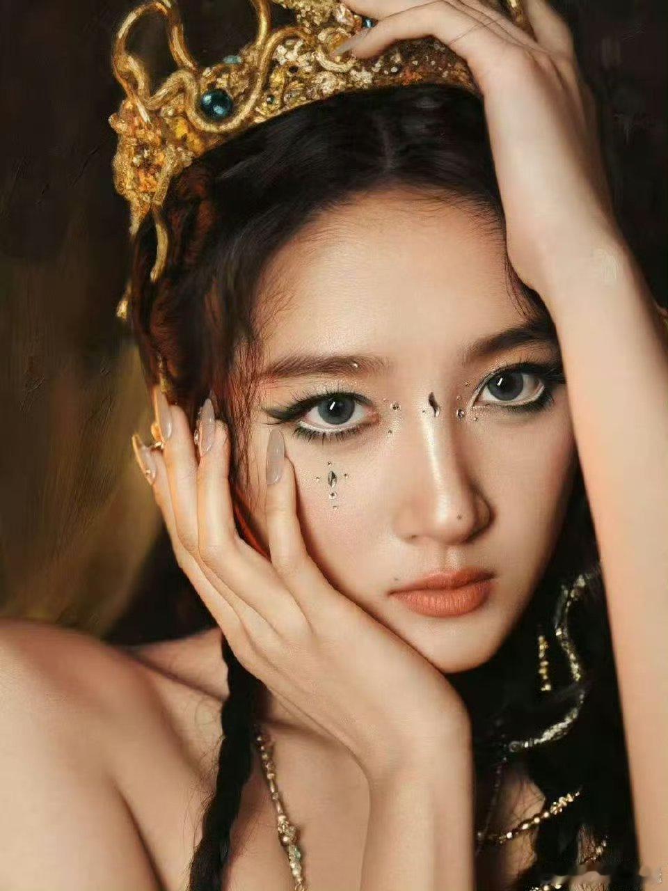关晓彤蛇王👑造型🈶 很少见到晓彤这样的妆造[期待]好有反差感 ​​​
