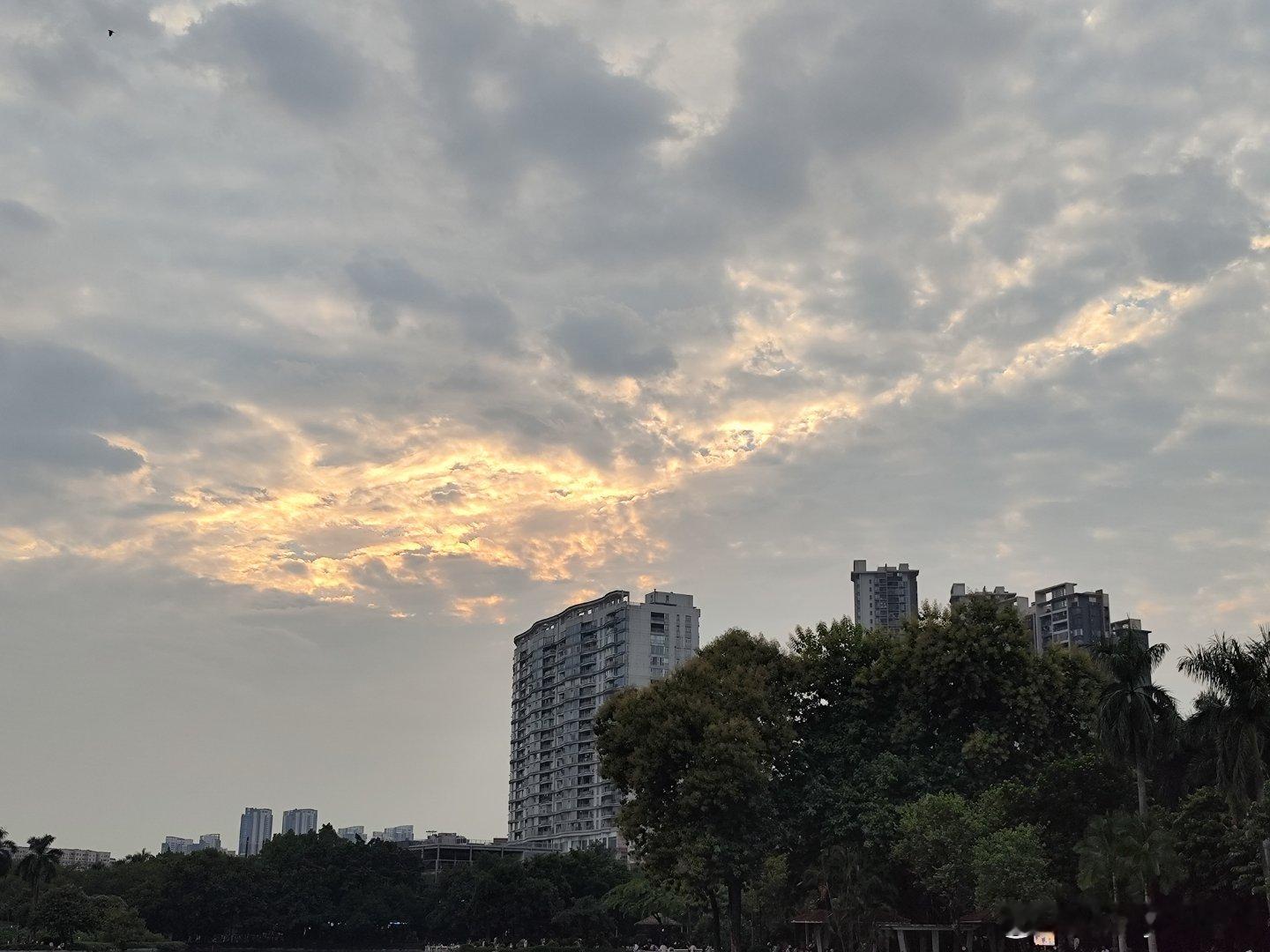 今天傍晚的流花湖白宫，顺路逗留了半个钟，湖边栏杆已经没多少位置了，停在女性堆里，