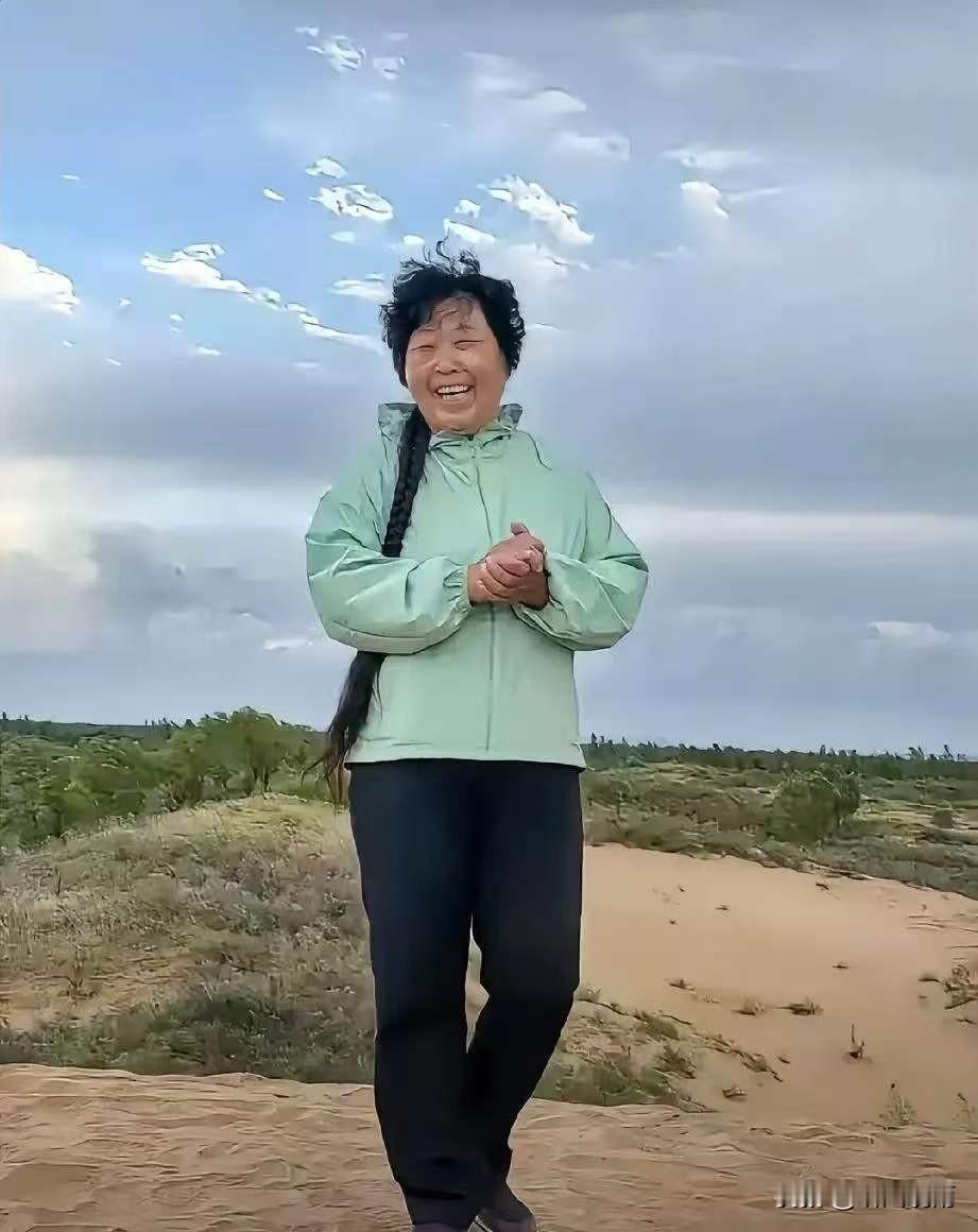 殷玉珍年入百万的秘密：她的收入主要有四个方面。一是沙漠特色种植业。种植有机小米、