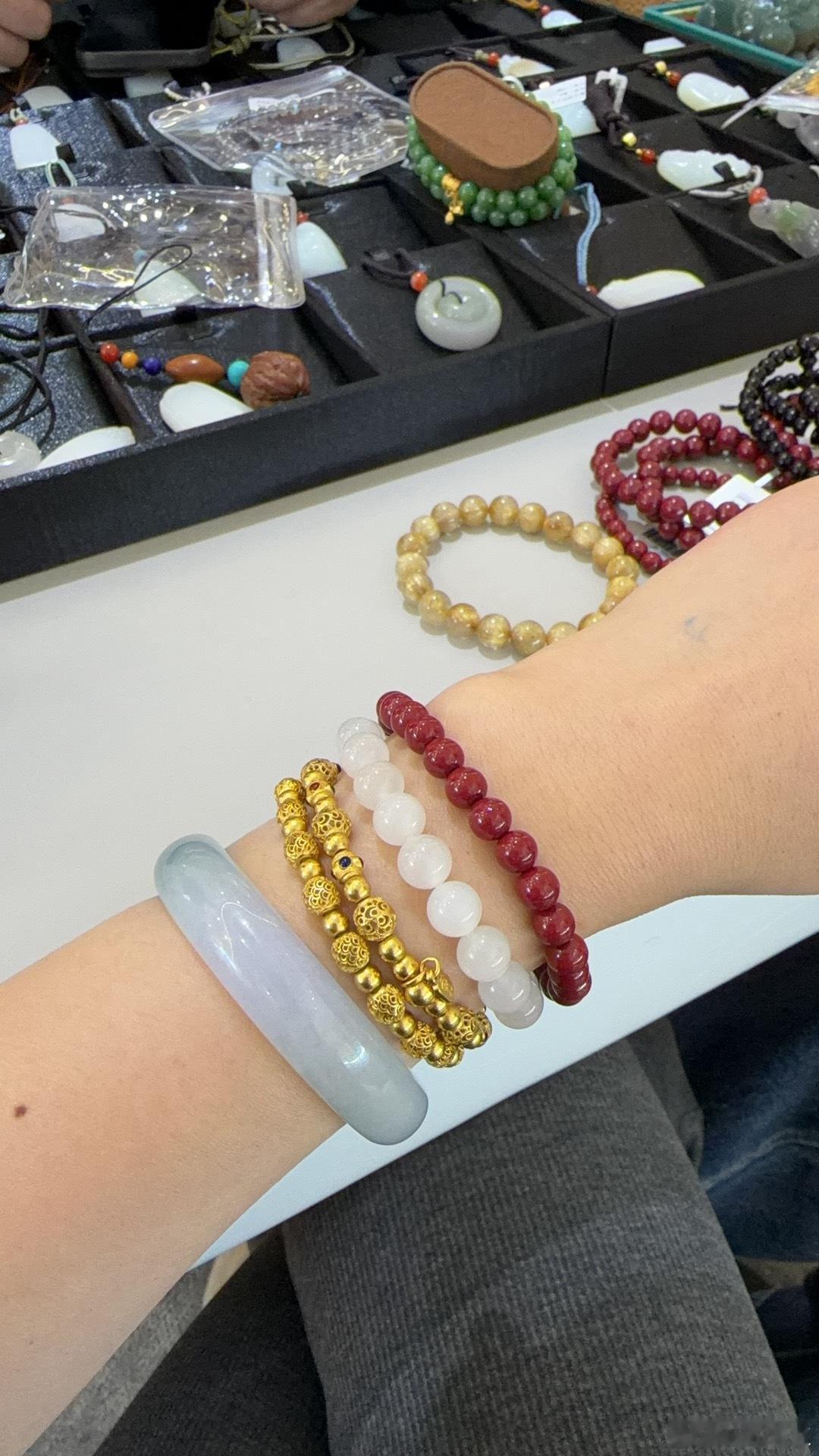 来武汉珠宝学院看👀首饰这里的朱砂手链80-120元一条！！那我之前买的888元