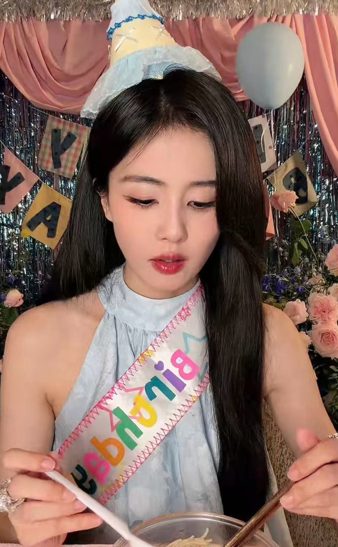 白鹿生日吃上了妈妈做的面白鹿组建团队后第一个生日 今年的白鹿生日直播格外有意义，