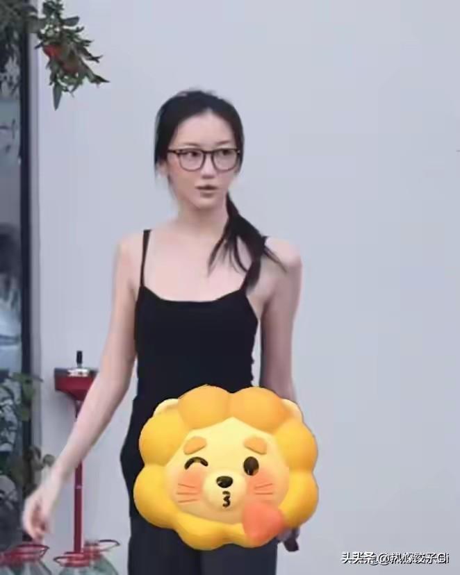 窦靖童、李嫣还有宋妍霏，在北京一起聚餐吃饭。冲上热搜！不得不感慨，李嫣是真的彻底