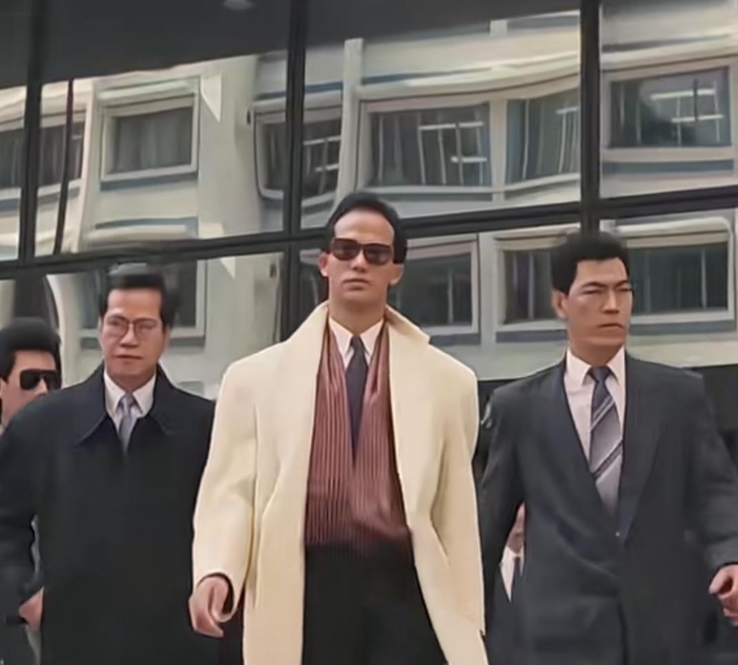 你可以嘲笑她技术菜 ，
但绝对不能嘲笑她没有人脉，
就比如这位电气工程专业的女子