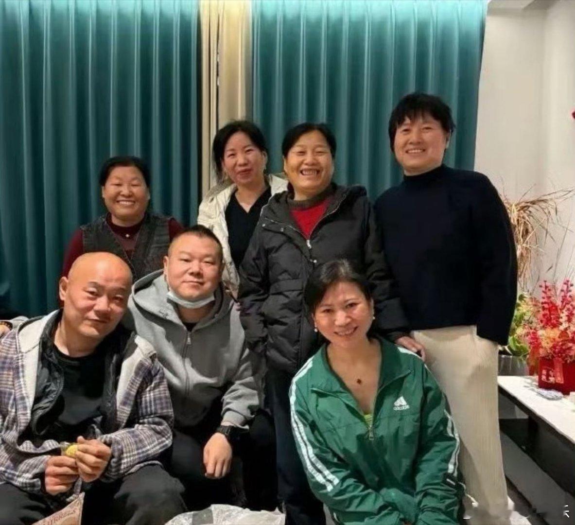 岳云鹏教蔡磊儿子快板岳云鹏从某种角度也和蔡磊一样啊，他们都是命运的抗争者，从一个