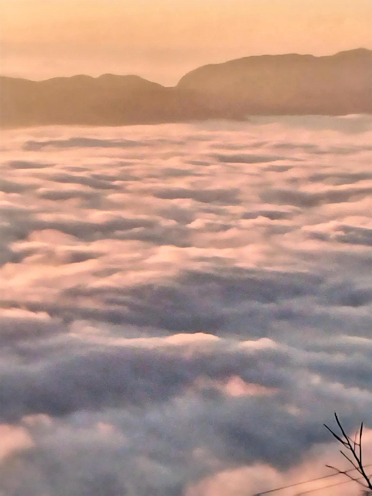 邦东的云海，那简直是一场视觉的盛宴。当我踏入这片土地，就仿佛走进了一个梦幻的世界