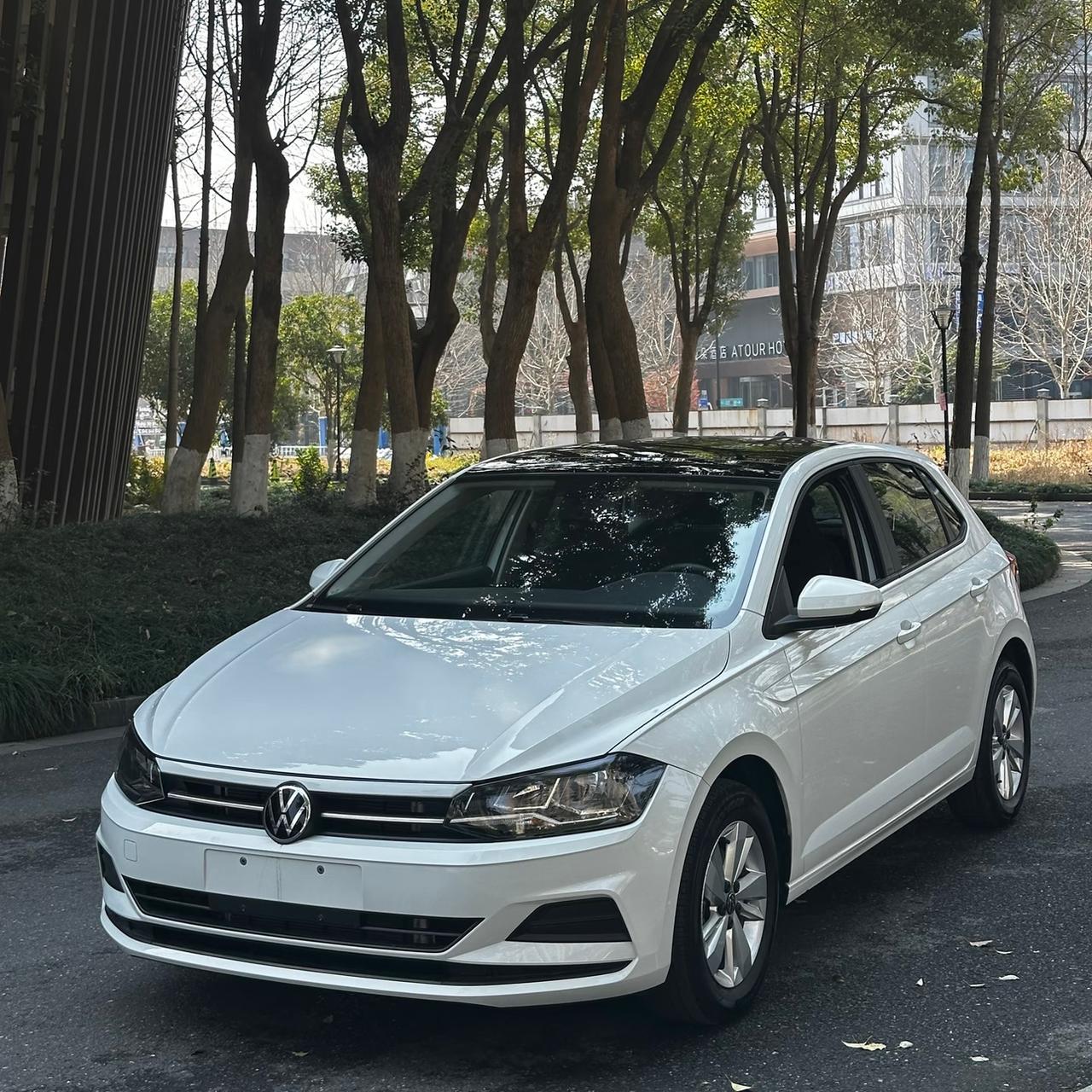 Polo车身小小的，市区穿梭、停车简直不要太省心，方向盘轻巧，女生开毫无压力。车