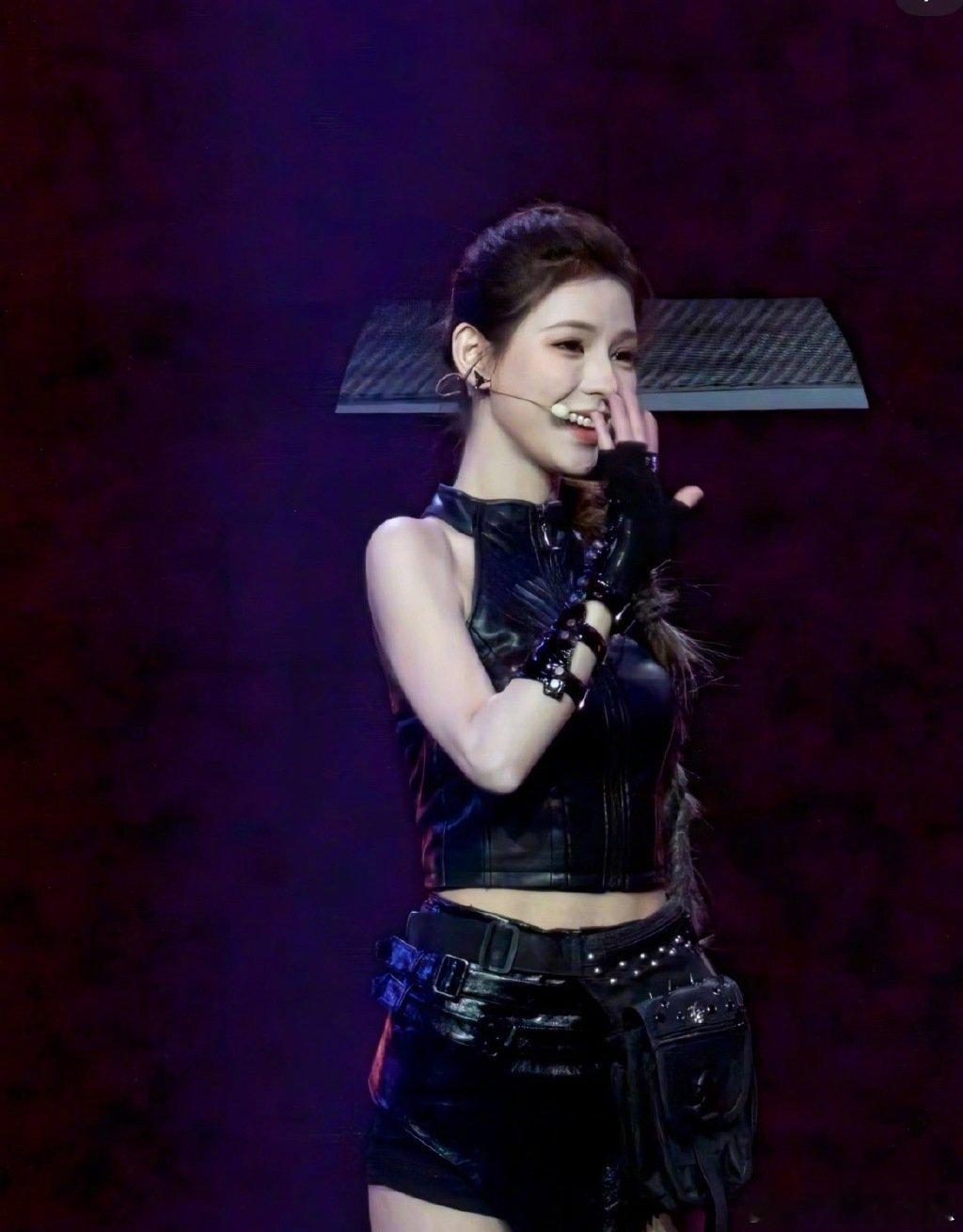 张予曦和荣耀闪电百米赛跑 这反差也太好笑了！本以为是张予曦帅气冲刺，结果被闪电机