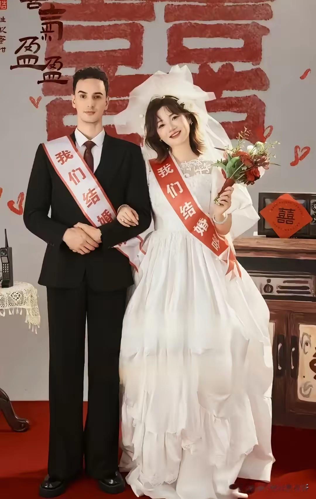 山东一28岁女性今年4月，
因为爱情零彩礼，
嫁给一摩洛哥男子。
然后，
做法让