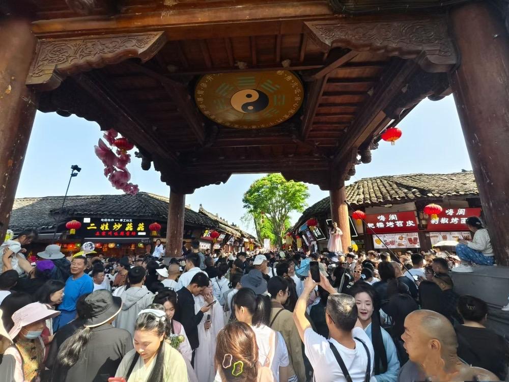 亿人围观2026阆中古城汉服纪巡游活动