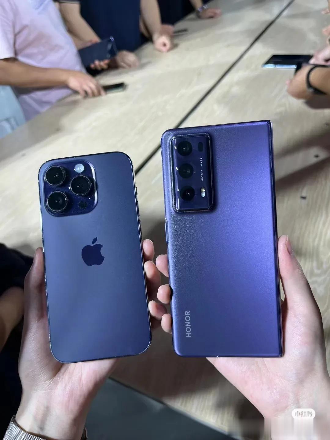 荣耀magicv2和iPhone14pro的紫色对比，大家更喜欢哪种紫色？
