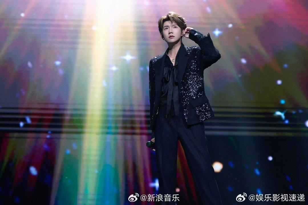 王源年度专辑王源TMEA斩获三奖三座奖杯是嘉奖也是新起点，期待王源带着创作初心，