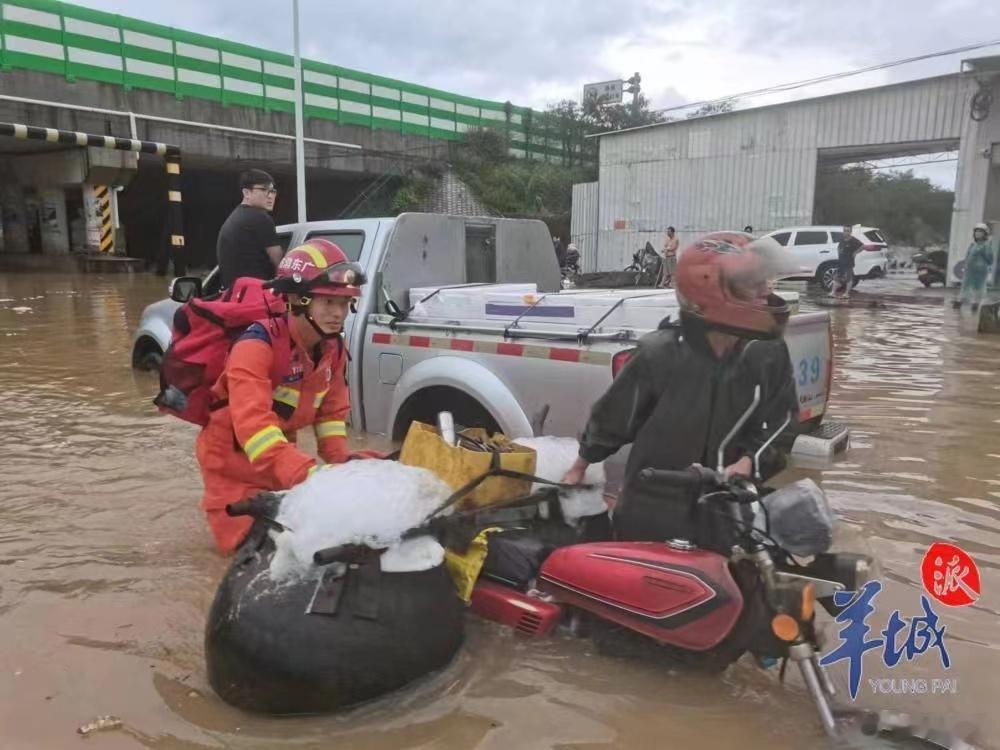 【阳江暴雨致群众被困 消防紧急救援】受台风“三巴”外围环流和偏东气流共同影响，1