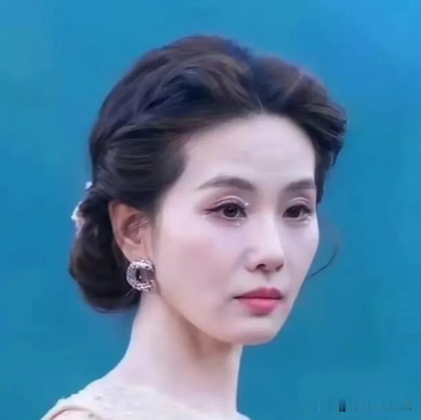 少女感是先天清灵命格，医美与流量明星复刻不来
总有人砸重金整形、堆砌嫩感穿搭，妄