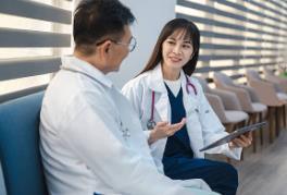 《60岁后最扎心的一课：住一次院，你就知道谁才是真孝顺》
人过了60岁，很多道理