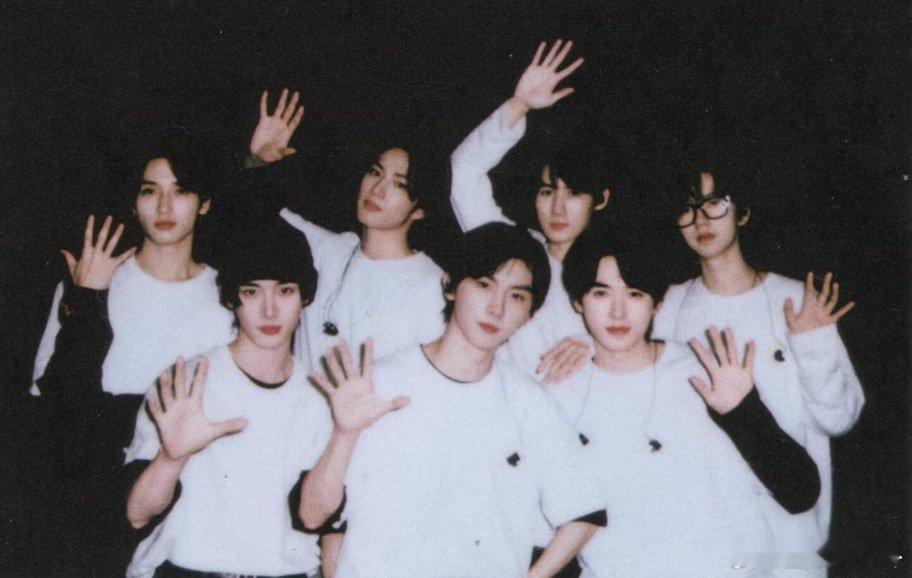 安保小哥也太懂粉丝心了，相机拍不停，挨个满足打卡需求，宠到心坎里 