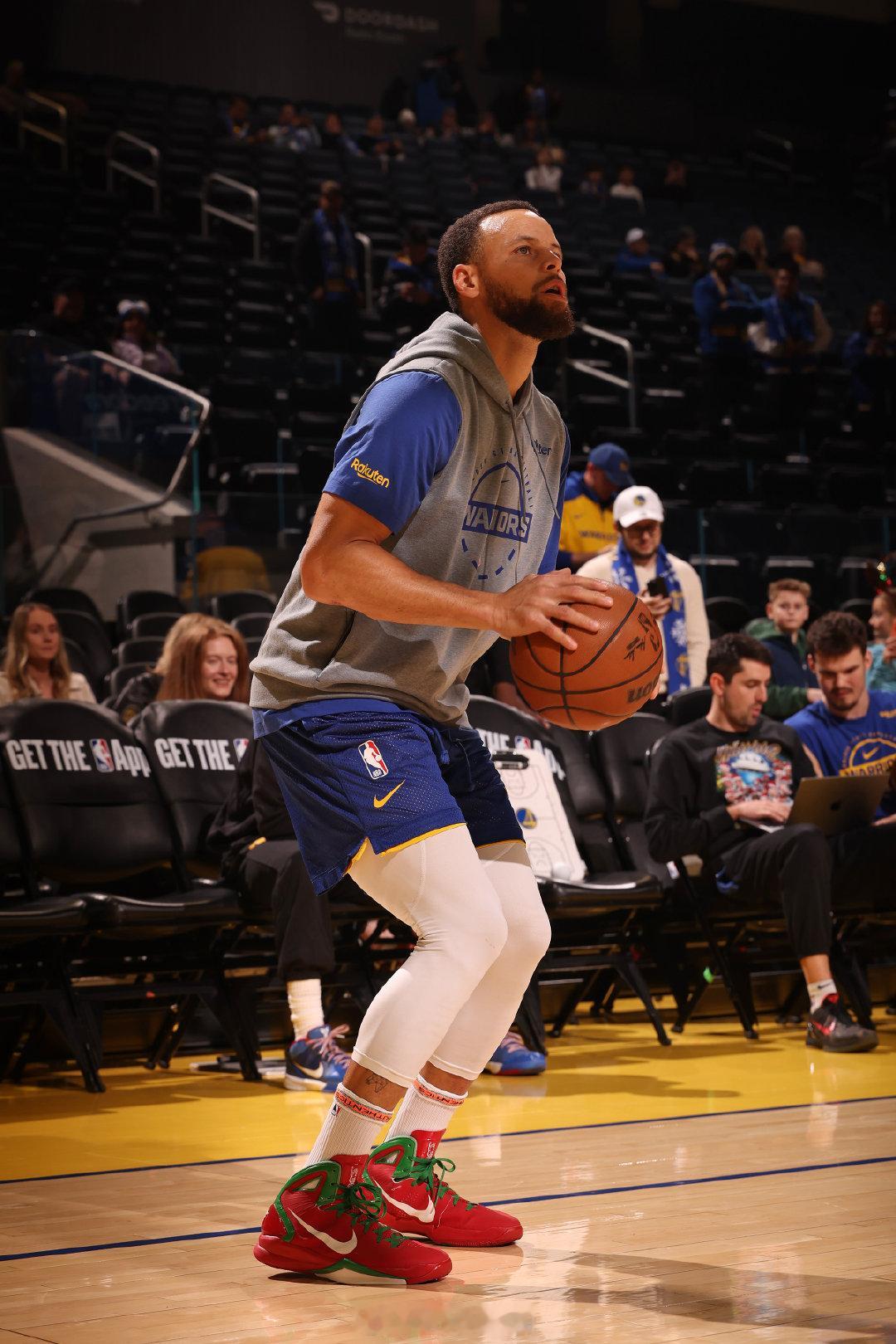 Steph Curry 库里热身时上脚 Nike Hyperdunk Chris